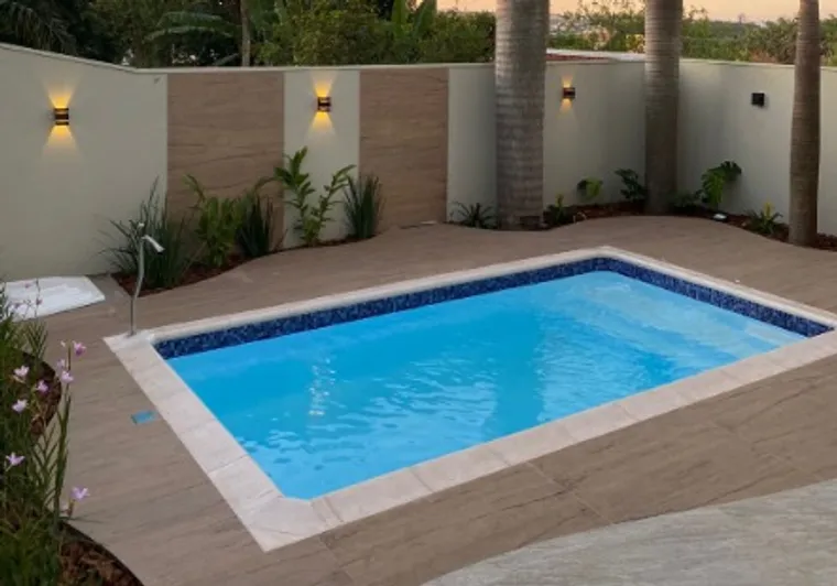 Piscina Leblon instalada em área externa na Região dos Lagos